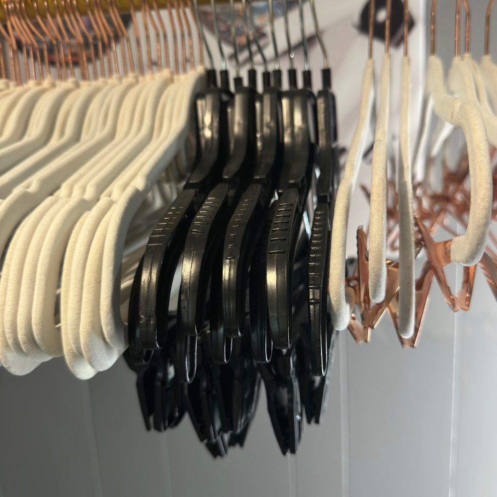 Velvet white and pink hangers. - Picture 4 of 8